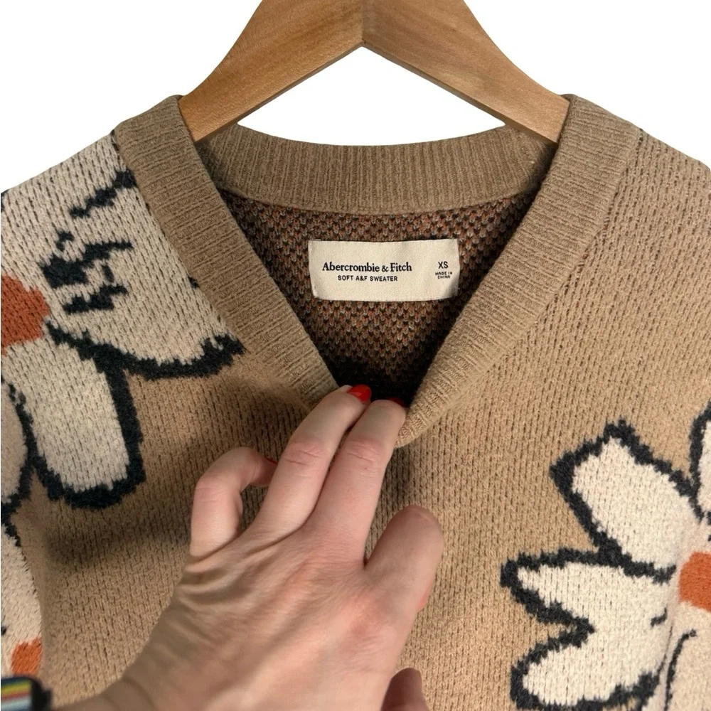 Abercrombie & Fitch Floral and White Beige Tan Pullover Sweater XS